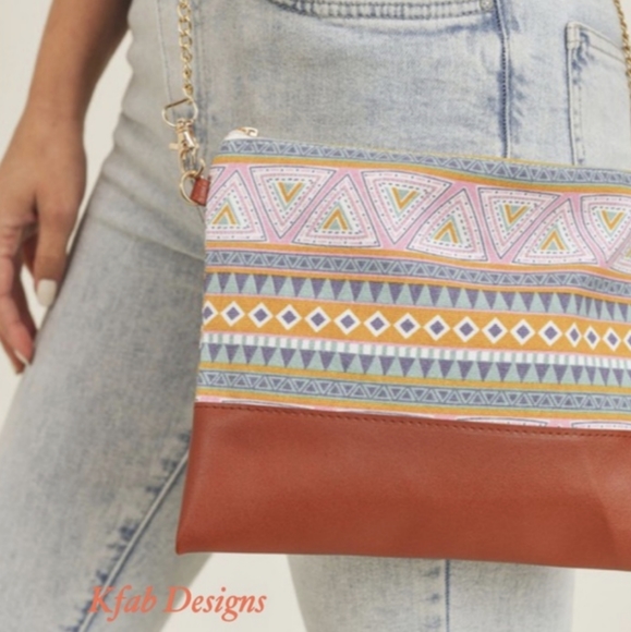 BEAUTIFUL Aztec Design Crossbody/Wristlet/Clutch - Picture 6 of 8